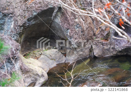 紅葉に囲まれた日光市龍王峡 青龍峡のカメ穴 紅葉に囲まれた日光市龍王峡 青龍峡のカメ穴 122141868