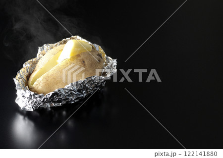 熱々じゃがバターを黒背景で撮影 熱々じゃがバターを黒背景で撮影 122141880