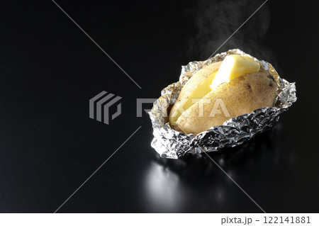 熱々じゃがバターを黒背景で撮影 122141881