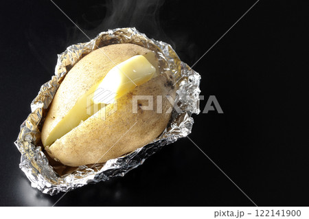 熱々じゃがバターを黒背景で撮影 122141900