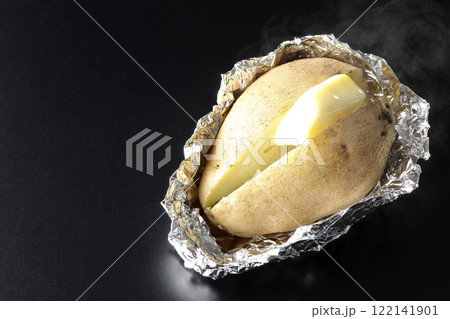熱々じゃがバターを黒背景で撮影 122141901