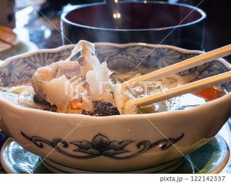 和食のあら汁。魚の骨や頭で出汁を取ったスープ。 122142337