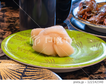 和食の握り寿司。新鮮なホタテ貝と酢飯のお寿司。 和食の握り寿司。新鮮なホタテ貝と酢飯のお寿司。 122142340