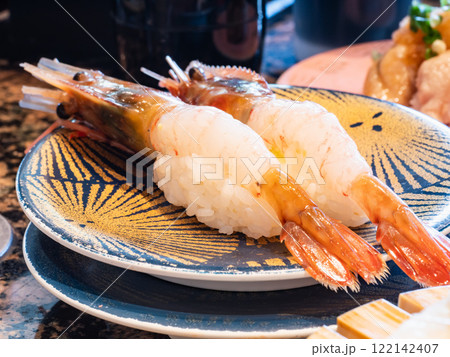 和食の握り寿司。新鮮な車海老と酢飯のお寿司。 和食の握り寿司。新鮮な車海老と酢飯のお寿司。 122142407
