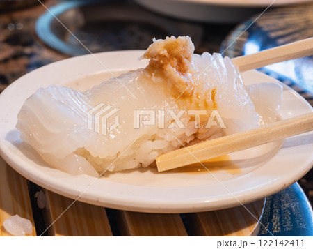 和食の握り寿司。山ワサビと新鮮なイカのお寿司。 和食の握り寿司。山ワサビと新鮮なイカのお寿司。 122142411