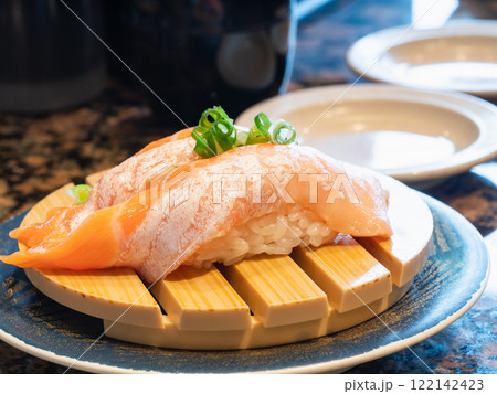 日本の握り寿司。新鮮なとろサーモンと酢飯のお寿司。 122142423