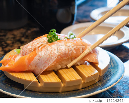 日本の握り寿司。新鮮なとろサーモンと酢飯のお寿司。 日本の握り寿司。新鮮なとろサーモンと酢飯のお寿司。 122142424