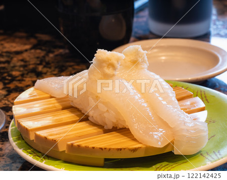 和食の握り寿司。山ワサビと新鮮なイカのお寿司。 122142425