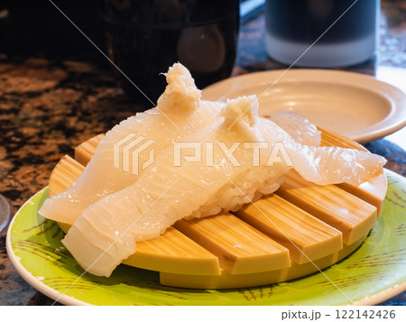 和食の握り寿司。山ワサビと新鮮なイカのお寿司。 和食の握り寿司。山ワサビと新鮮なイカのお寿司。 122142426
