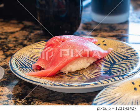 和食の握り寿司。新鮮な本鮪と酢飯の寿司。 和食の握り寿司。新鮮な本鮪と酢飯の寿司。 122142427