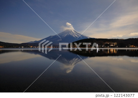 夜の湖面に映る逆さ富士 122143077