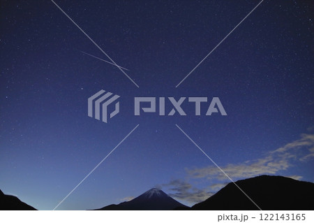 富士山の上空を流れるしぶん座流星群 122143165