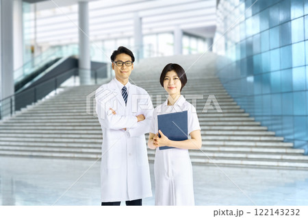 病院で働く若い医師と看護師 122143232