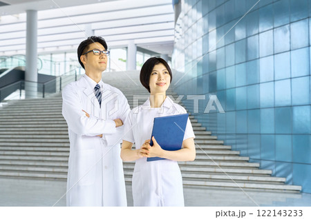病院で働く若い医師と看護師 122143233
