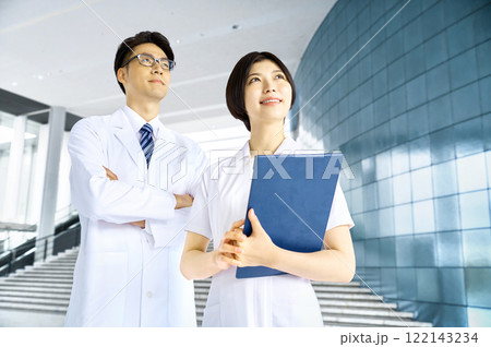 病院で働く若い医師と看護師 122143234