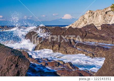 【神奈川県】荒崎海岸の磯　富士山遠望 122143351