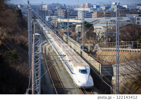 福岡市を背景に東へと進むN700A新幹線 122143412