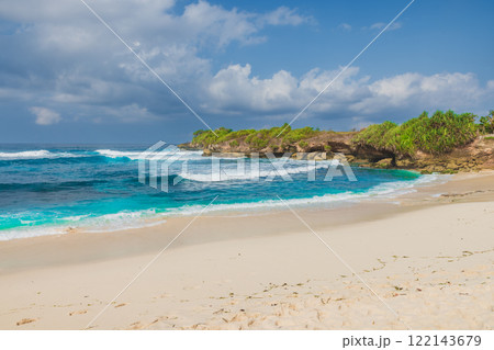 Tropical beach with ocean in Lembongan island, Indonesia Tropical beach with ocean in Lembongan island, Indonesia 122143679