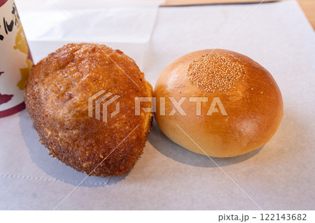 日本の代表的な菓子パン 122143682