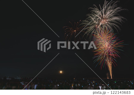 焼津市の焼津漁港で開催された焼津海上花火大会のカラフルな花火(静岡県) 焼津市の焼津漁港で開催された焼津海上花火大会のカラフルな花火(静岡県) 122143683