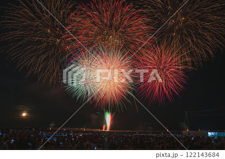 焼津市の焼津漁港で開催された焼津海上花火大会の夜空に咲く大輪の花(静岡県) 焼津市の焼津漁港で開催された焼津海上花火大会の夜空に咲く大輪の花(静岡県) 122143684