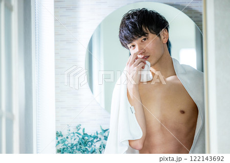 お風呂上がりの男性 122143692