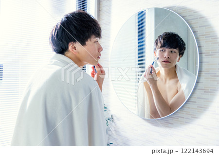 髭を剃る若い男性 122143694