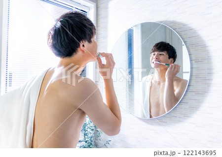 歯を磨く若い男性 歯を磨く若い男性 122143695