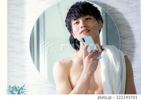 スマホを持つ男性 122143701