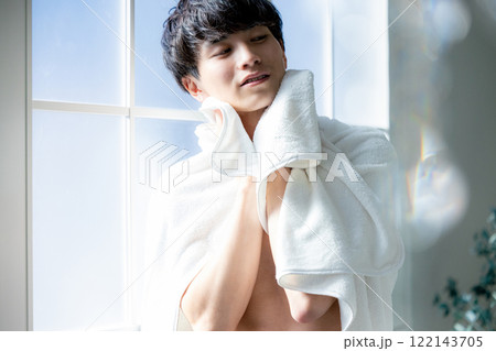 タオルで顔を拭く男性 122143705