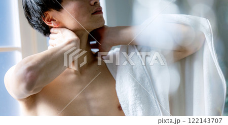 タオルで顔を拭く男性 122143707
