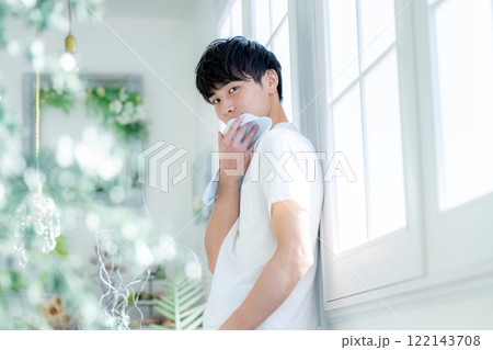 笑顔の若い男性 笑顔の若い男性 122143708