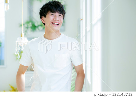 笑顔の若い男性 122143712