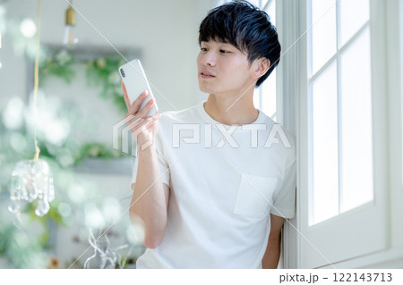 スマホを持つ男性 122143713