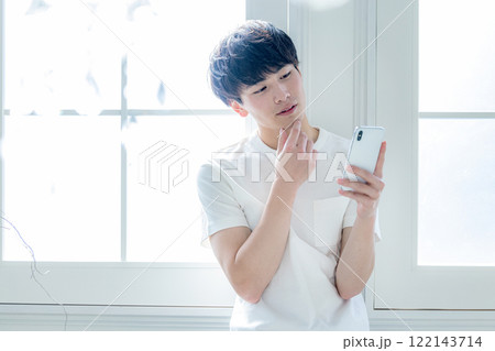 スマホを持つ男性 スマホを持つ男性 122143714