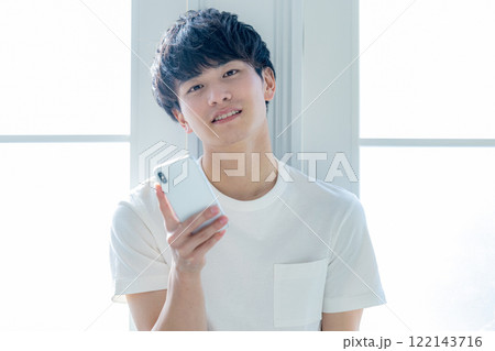 スマホを持つ男性 122143716