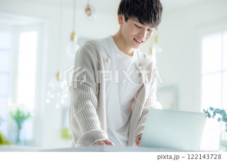 パソコンを使う若い男性 122143728