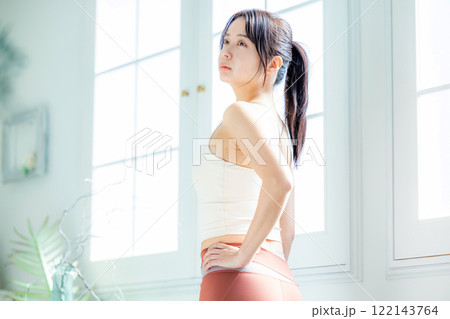 ヨガ　女性　スポーツウェア 122143764