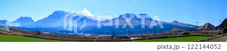 雪景色の阿蘇五岳パノラマ風景　(城山展望台)阿蘇市 122144052