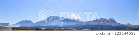 雪景色の阿蘇五岳パノラマ風景 (城山展望台)阿蘇市 雪景色の阿蘇五岳パノラマ風景 (城山展望台)阿蘇市 122144055