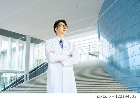 病院で働く若い医師 病院で働く若い医師 122144338