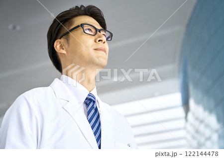 白衣を着た男性 122144478