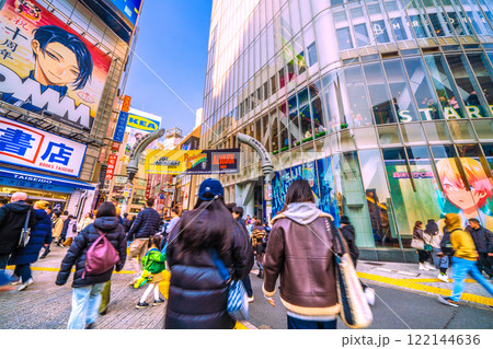 日本の東京都市景観コロ5年感染確認…マ無しの外国人観光客らで賑わう渋谷センター街＝令和7年1月20日 122144636