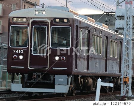 阪急京都本線を走行する7300系普通茨木市ゆき (7324) 阪急京都本線を走行する7300系普通茨木市ゆき (7324) 122144679