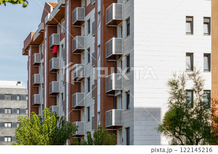 Overview of buildings with individual dwellings for private use in a city. Overview of buildings with individual dwellings for private use in a city. 122145216