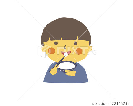 新米のご飯を笑顔で食べる男の子 122145232