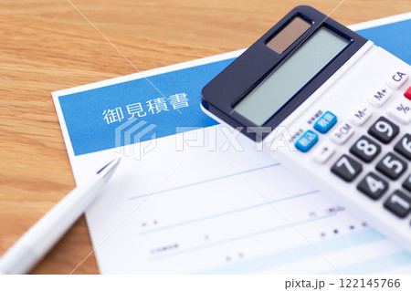見積もり書と電卓 122145766