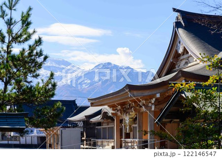 雪景色の阿蘇山を背景　日本三大楼門の阿蘇神社「熊本地震で甚大な被害後八年がかりで復旧完了」(阿蘇市) 122146547