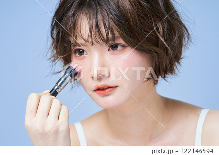 メイクアップする若い女性 122146594