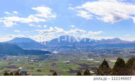 雪景色の阿蘇五岳パノラマ風景　(城山展望台)阿蘇市 122146607